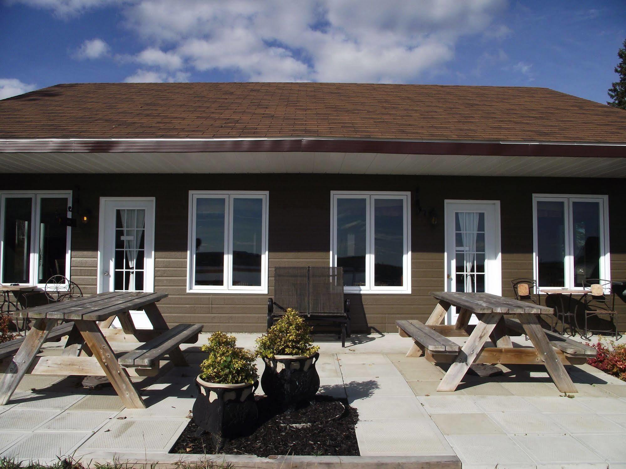 Les Chalets Baie Cascouia Larouche Exterior photo